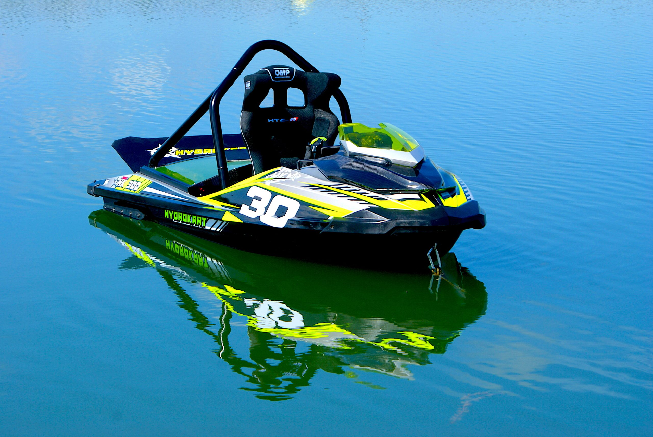 Jet Kart prototype vert sur l'eau